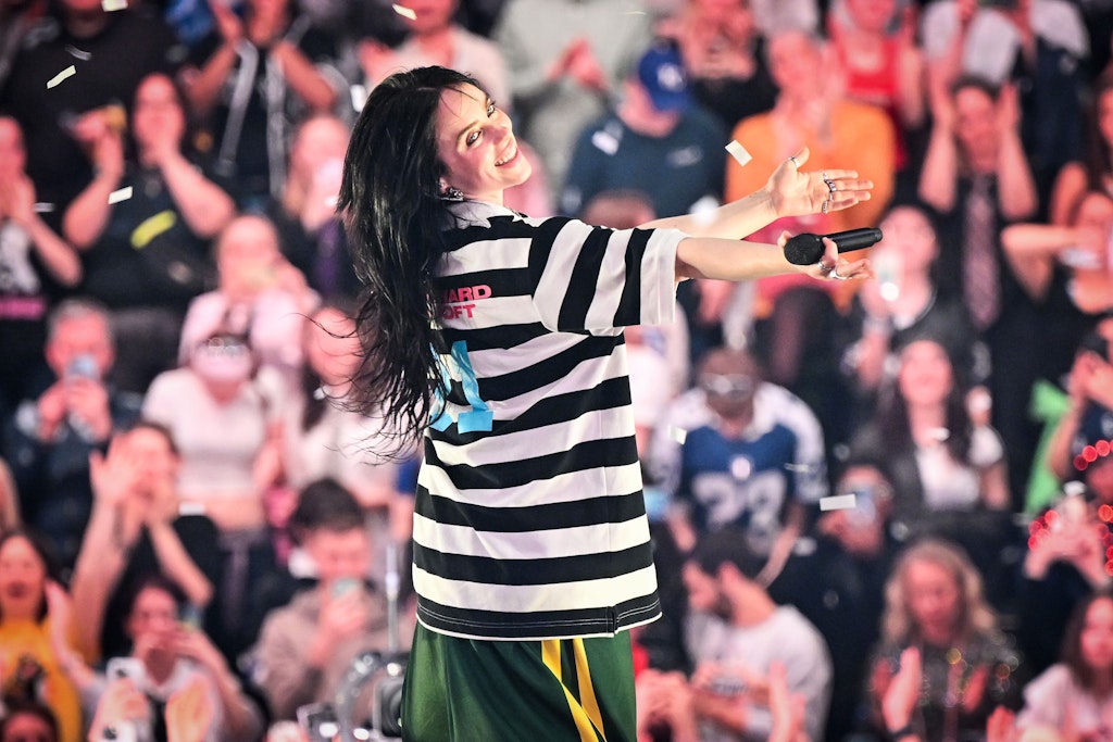 Billie Eilish in der Berliner Uber-Arena: Wie ein Kumpel auf dem Bolzplatz im Kampf gegen die Dämon…