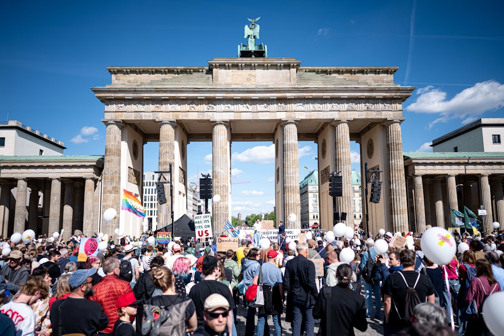 Kundgebung für AfD-Verbotsverfahren am Brandenburger Tor: Das denken Berliner