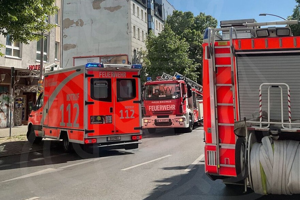 Friedrichshain: Feuerwehr rettet Mensch spektakulär über Drehleiter – während Reanimation
