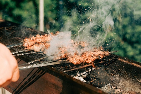 Wenn der Frühling nach Nackensteak duftet, beginnt die Grillsaison