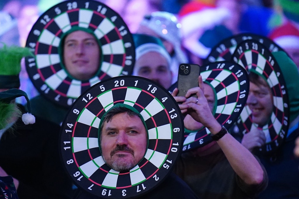 Darts-WM in Berlin: Wenn Influencer auf eine Scheibe werfen und bejubelt werden