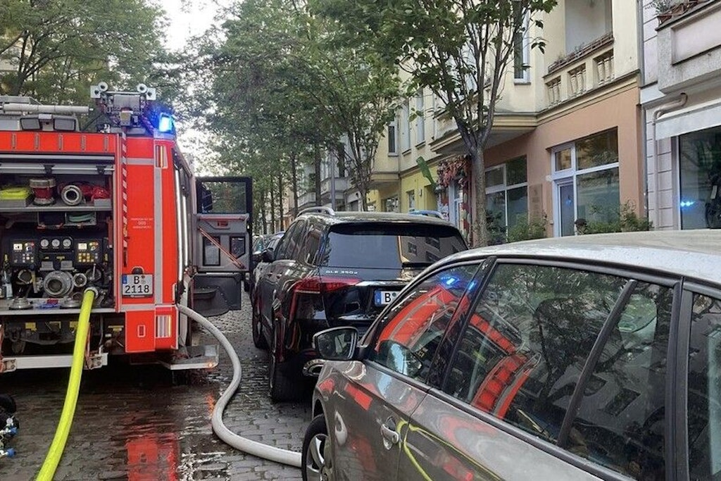 Wohnung in Prenzlauer Berg in Flammen: Feuerwehr muss Brand löschen