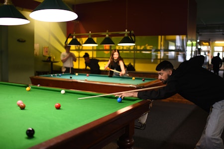 Im Billard House in Berlin treffen hippe Wollmützen-Träger auf Speckgürtel-Bewohner in Trainingshos…