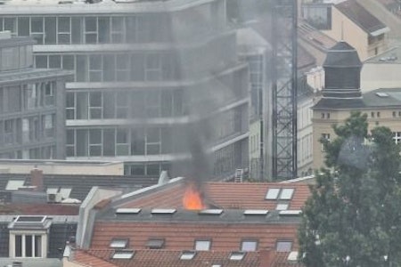 Feuerwehreinsatz in Berlin-Mitte: Dach steht in Flammen, Rauchwolke steigt auf