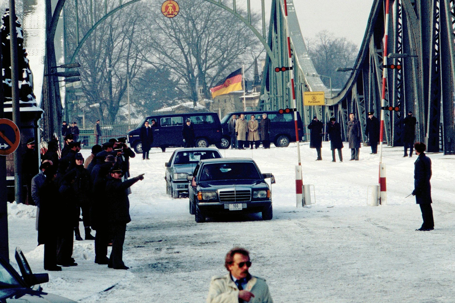 Limousinen des amerikanischen Außenministeriums auf dem Weg zum Agentenaustausch auf der Glienicker Brücke