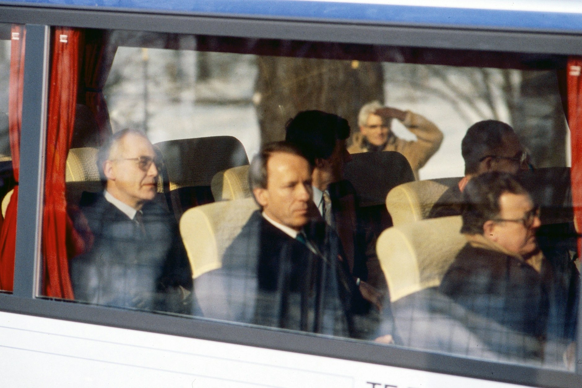 Nach dem Agentenaustausch werden die ausgetauschten Gefangenen zur amerikanischen Botschaft gefahren.