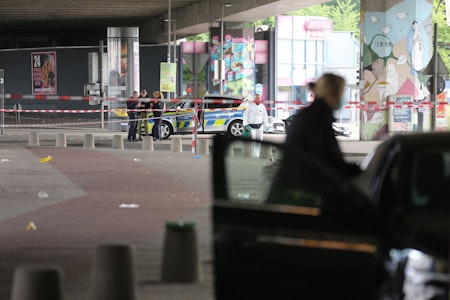 Messer-Attacke in Bielefeld: Mann sticht auf Partygäste ein – Großfahndung läuft