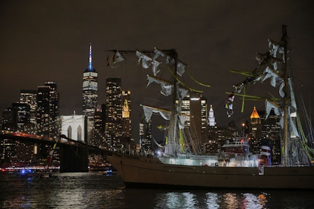 Video: Segelschiff prallt gegen Brooklyn Bridge, Tote und Verletzte