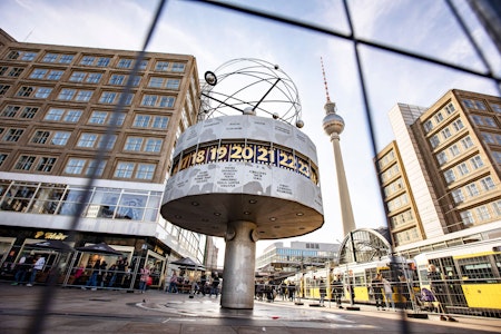 Messer-Attacke am Alexanderplatz in Berlin: Stach der 23-Jährige im Drogenrausch zu?