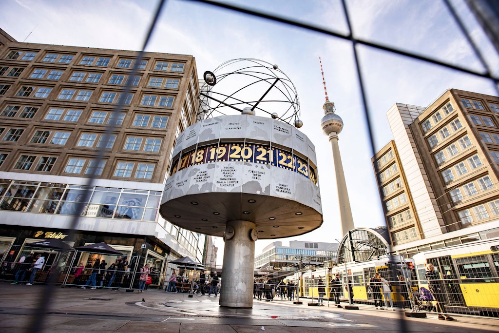 Messer-Attacke am Alexanderplatz in Berlin: Stach der 23-Jährige im Drogenrausch zu?