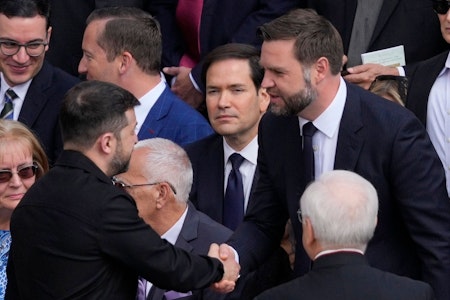 Ukraine-Krieg: Selenskyj und J.D. Vance geben sich die Hand - erstes Treffen nach dem Eklat