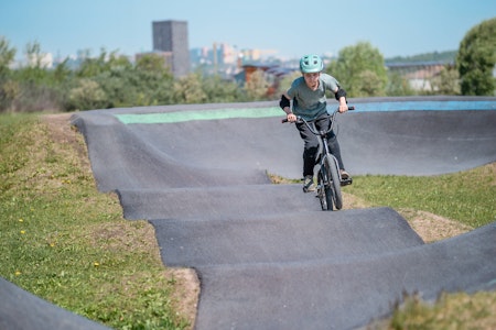 Neukölln eröffnet ersten Pumptrack-Spielplatz für BMX, Inliner und Skateboard