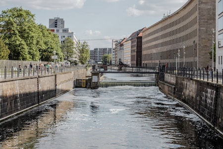 Demo gegen Schwimmverbot in der Spree im Spreekanal an der Museumsinsel am Dienstag