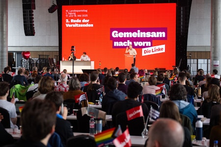 Mitglied zeigt Hitlergruß auf Parteitag der Berliner Linken