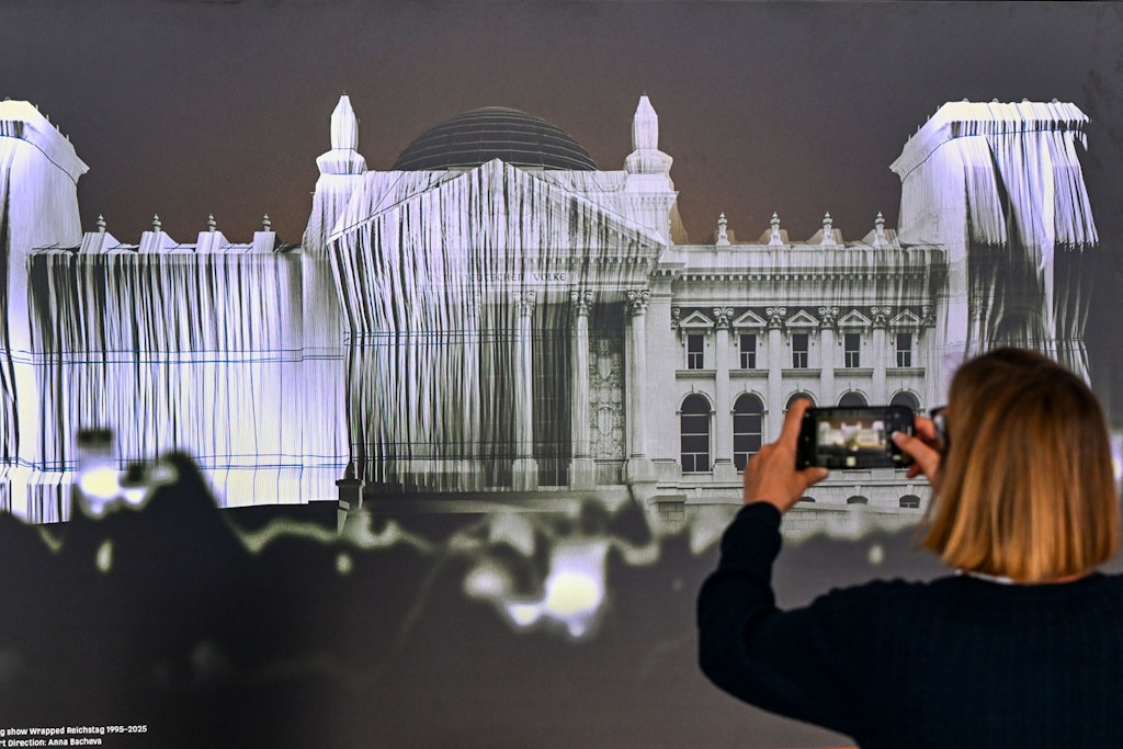 30 Jahre verhüllter Reichstag: Legendäres Kunstprojekt kehrt als Lichtinstallation zurück
