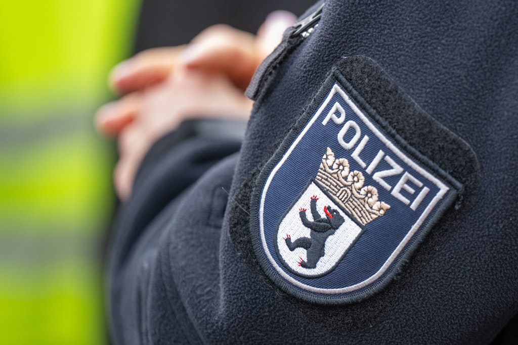Einsatz bei Familienstreit in Marzahn-Hellersdorf: 18-Jähriger bricht Polizisten Bein