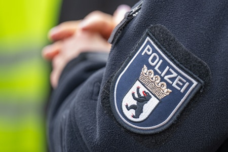 Einsatz bei Familienstreit in Marzahn-Hellersdorf: 18-Jähriger bricht Polizisten Bein