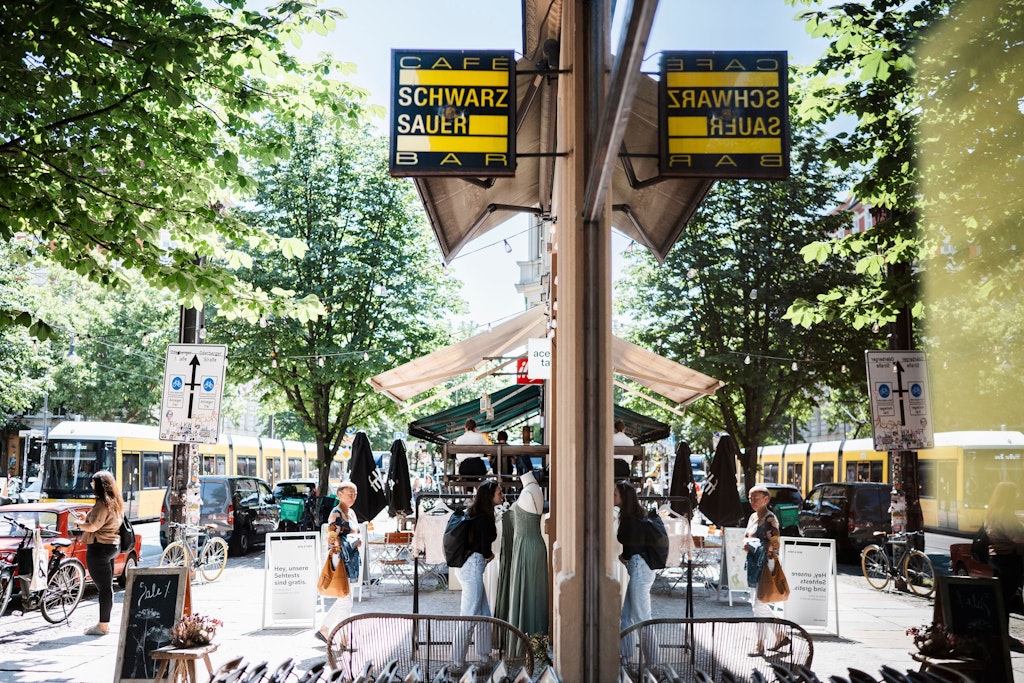 Kastanienallee in Berlin: Zwischen britischen Touristen und alten Punkrockern