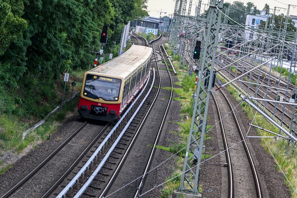 Wegen Unwetter über Berlin: Gesamter S-Bahnverkehr eingestellt - Störung bei der BVG