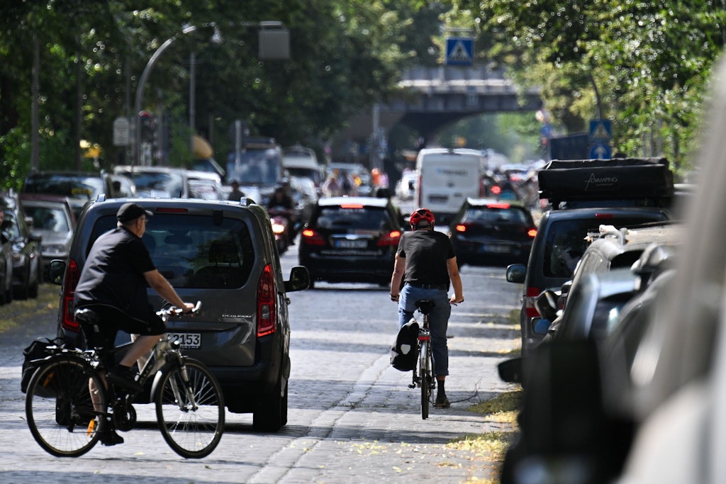 Unfall in Berlin: Fahrradfahrerin fährt bei Rot und wird von Bus erfasst