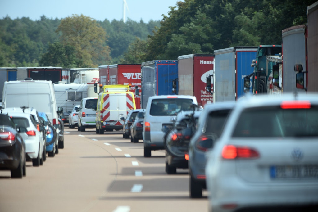 Olivenöl-Entfernung schwierig: A2 Richtung Berlin bleibt noch Tage gesperrt