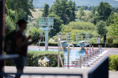 Mädchen in Schwimmbad Gelnhausen sexuell belästigt: Bademeister-Verband äußert sich
