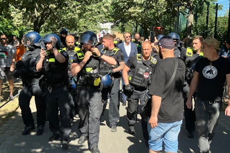 Görlitzer Park in Kreuzberg: Polizei muss AfD-Politiker vor aggressiven Pöblern schützen