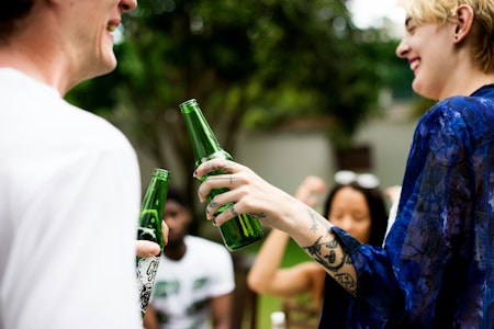 Trinkpflicht statt Wehrpflicht: So rettet die Gen Z das deutsche Bier