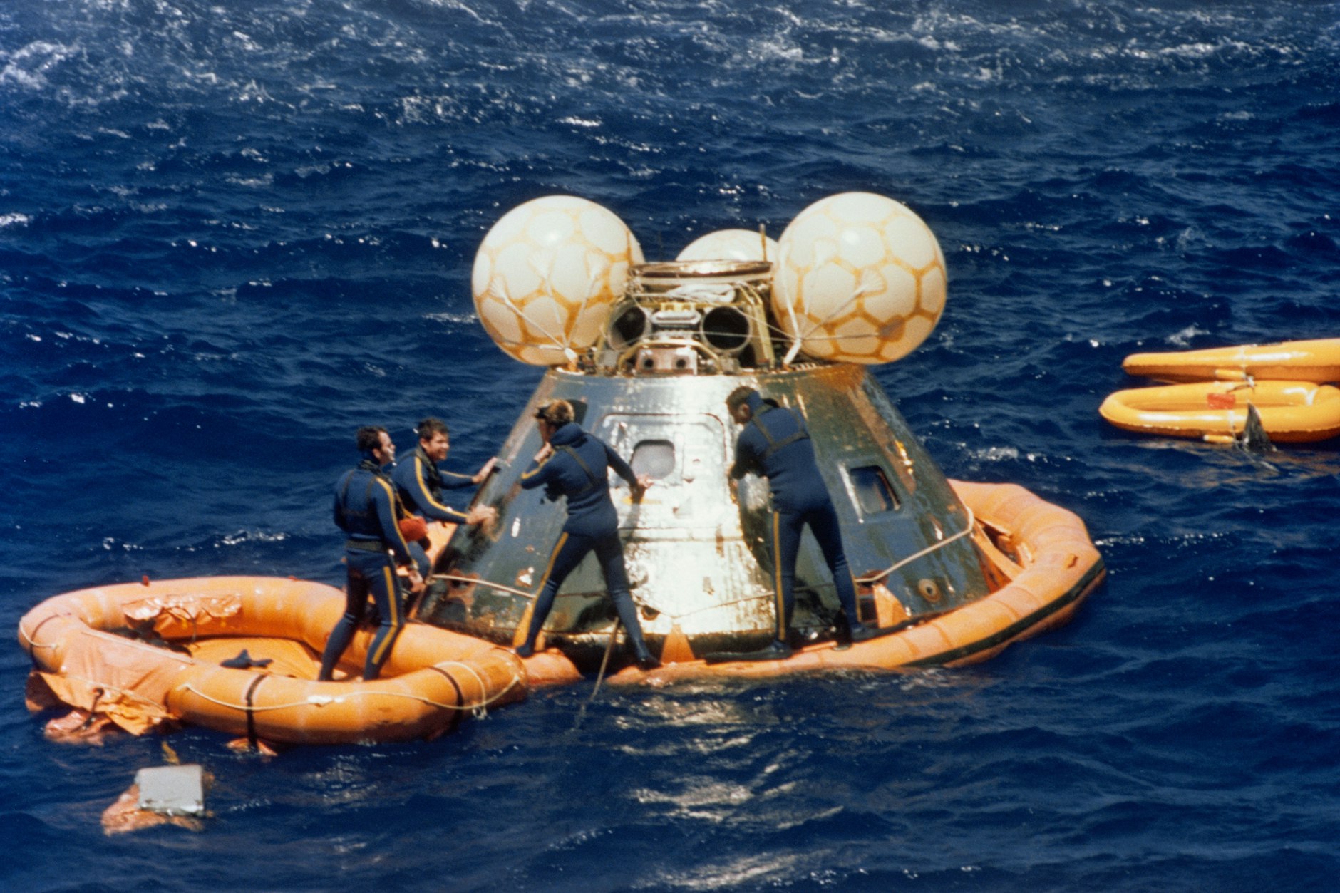 Ankunft der Astronauten im Pazifik