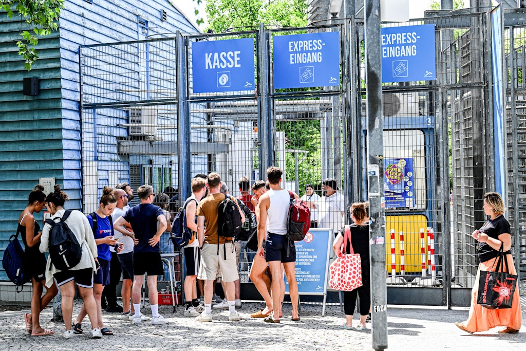 Der heißeste Tag im Columbiabad in Neukölln: Dösen in der Berliner Kriegszone