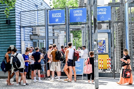 Der heißeste Tag im Columbiabad in Neukölln: Dösen in der Berliner Kriegszone