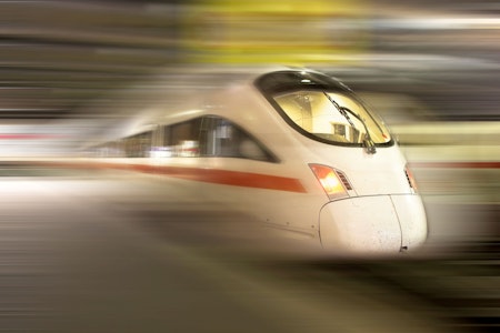 Am Berliner Hauptbahnhof wird die Deutsche Bahn zur „Titanic“: Zugfahrt ins Nichts