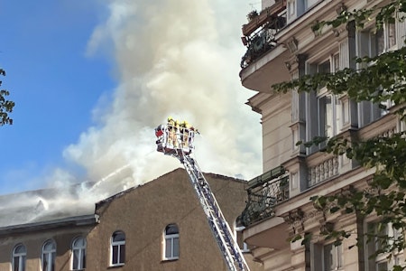 Hausbrand in Schöneberg: Unbewohnbares Gebäude, Dachdecker in Verdacht