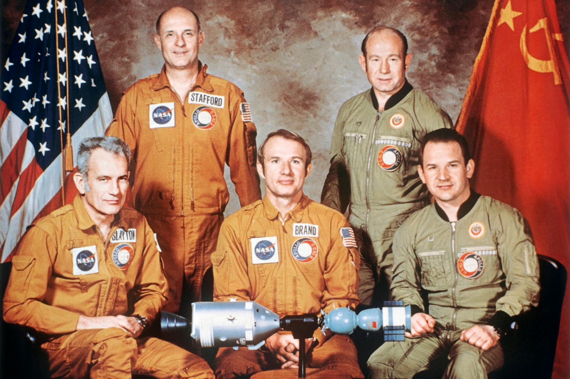 Die sowjetisch-amerikanische Sojus-Apollo-Raumfahrt-Mannschaft: Kapitän Alexei Leonow, rechts in der hinteren Reihe, und Ingenieur Waleri Kubassow, rechts in der vorderen Reihe, sowie die Astronauten Thomas Stafford, Donald Deke Slayton und Vance Brand im April 1975