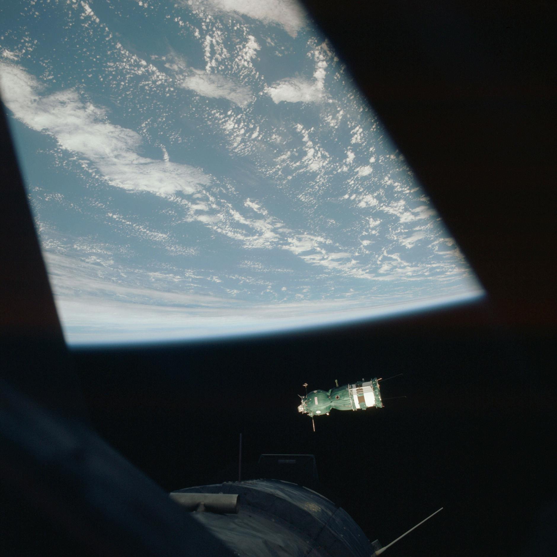 Die Sojus 19 aus einem Fenster der Apollo 18 aus gesehen, am 18. Juli 1975