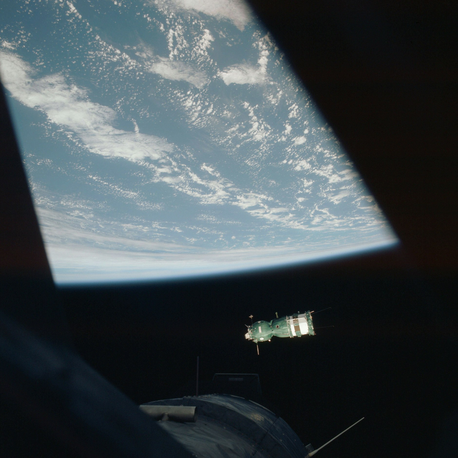 Die Sojus 19 aus einem Fenster der Apollo 18 aus gesehen, am 18. Juli 1975