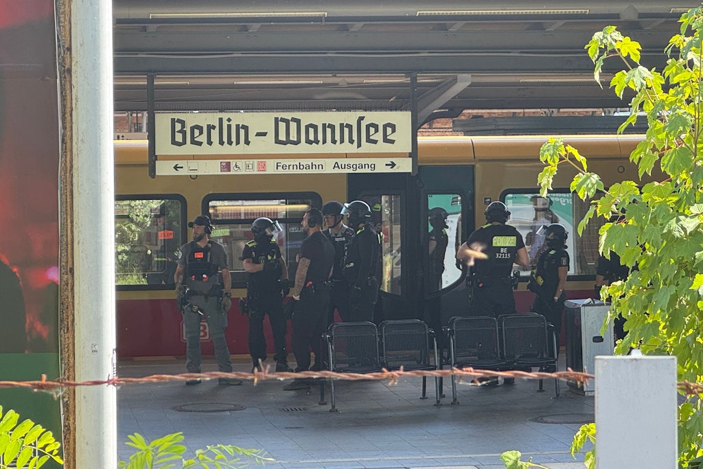 Schießerei am S-Bahnhof Wannsee:  Polizeieinsatz auf Bahnsteig