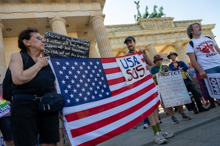Amerikaner demonstrieren in Berlin gegen Trump: „Nicht mein Präsident“