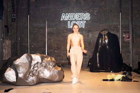 „Anders Lost“ im 3. Stock der Volksbühne: Kühle Frische und Gedankenhitze