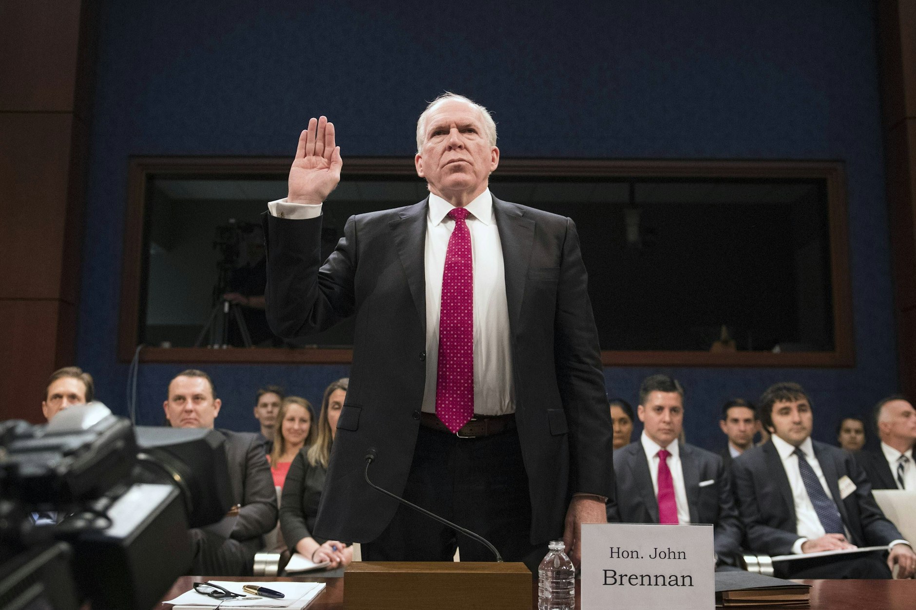 Ex-CIA-Direktor John Brennan wird vereidigt, bevor er während einer Anhörung des Geheimdienstausschusses des Repräsentantenhauses im Capitol Hill in Washington zur russischen Einmischung in die US-Präsidentschaftswahl 2016 aussagt.