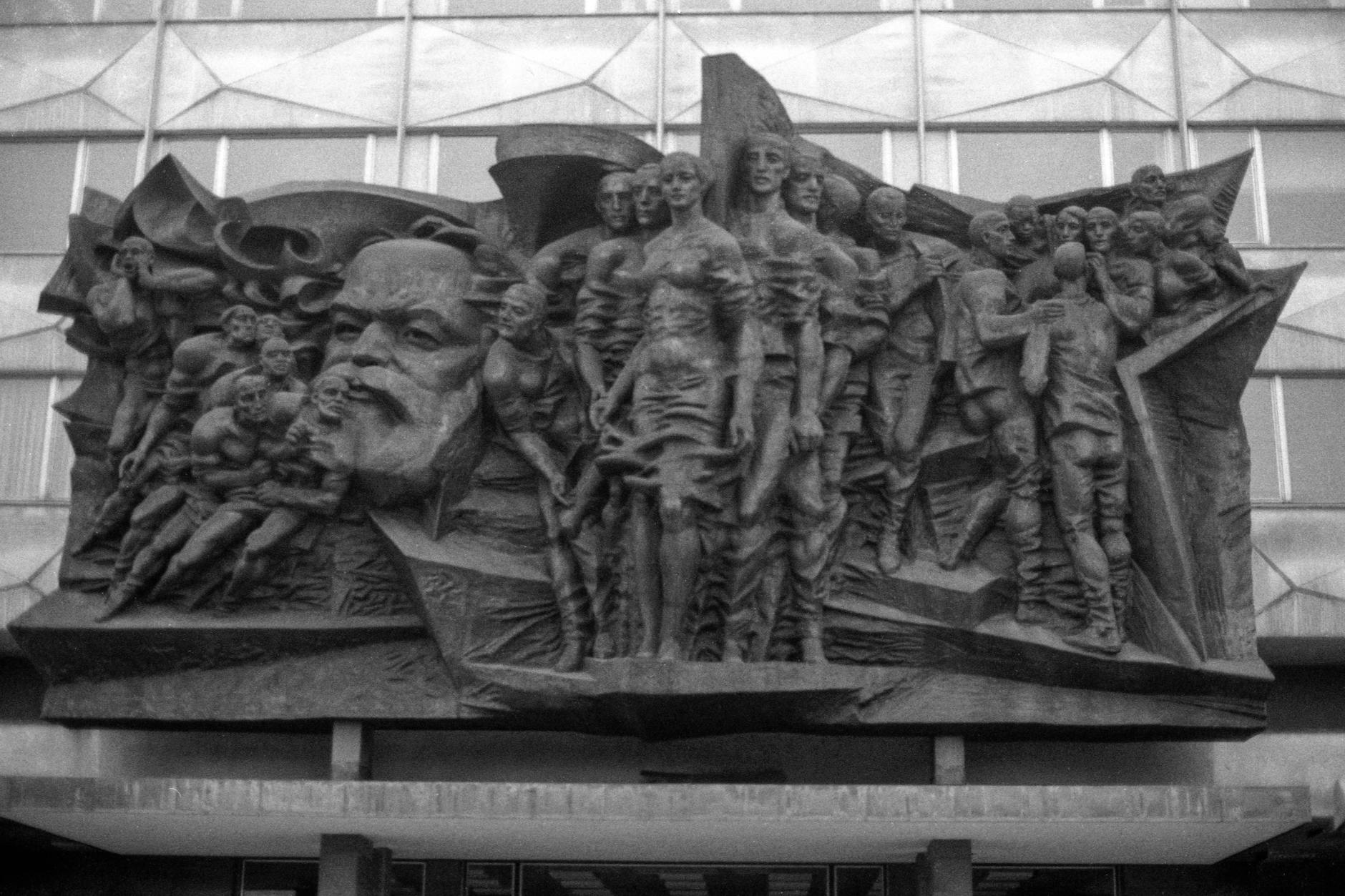 Bronze relief “Aufbruch” by Frank Ruddigkeit, Klaus Schwabe and Rolf Kuhrt at the entrance to the Karl Marx University of Leipzig