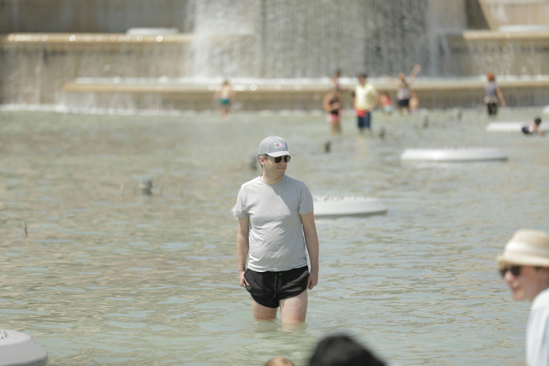 Menschen suchen in Paris im Fontaine du Jardin du Trocadero Abkühlung.