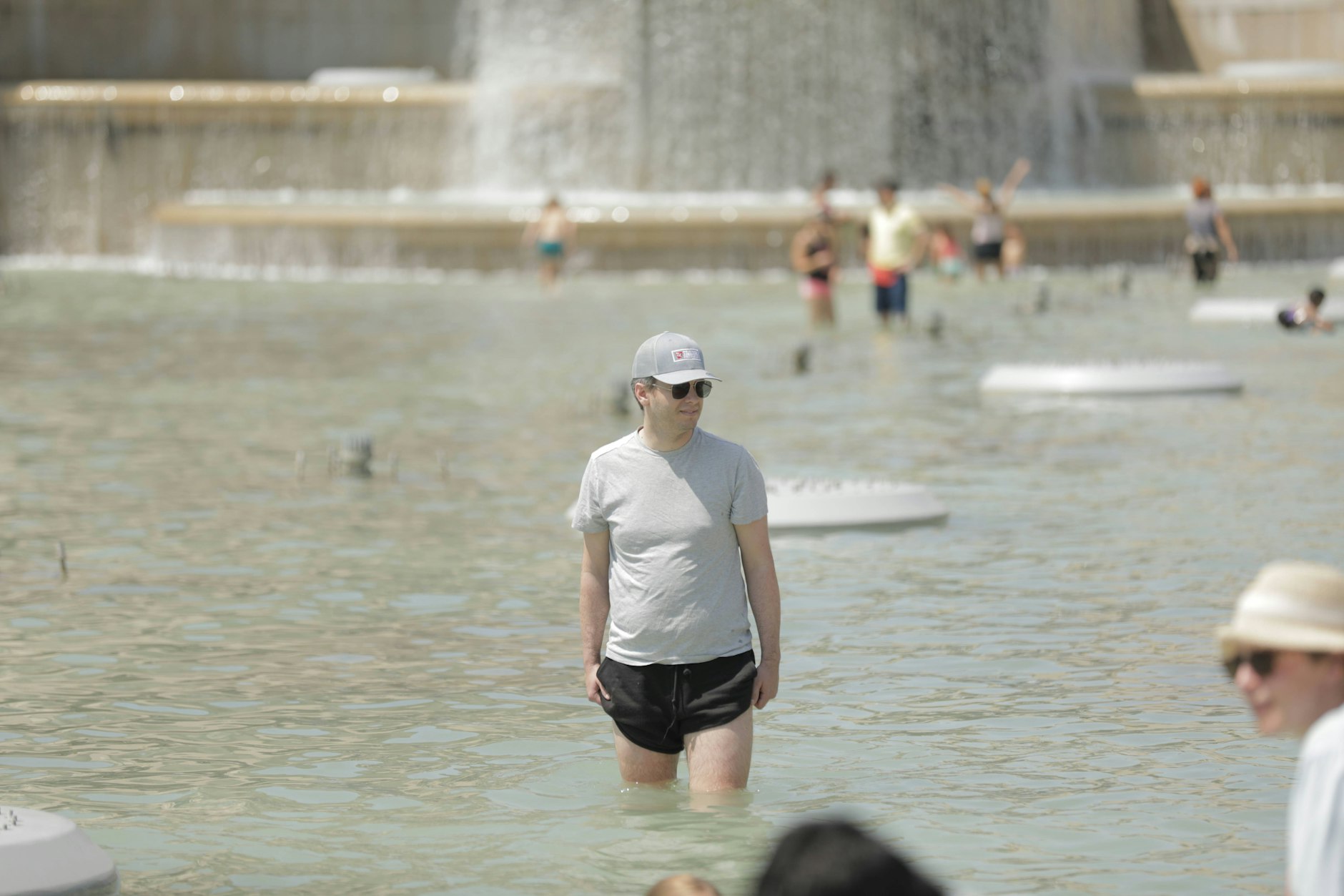 Menschen suchen in Paris im Fontaine du Jardin du Trocadero Abkühlung.