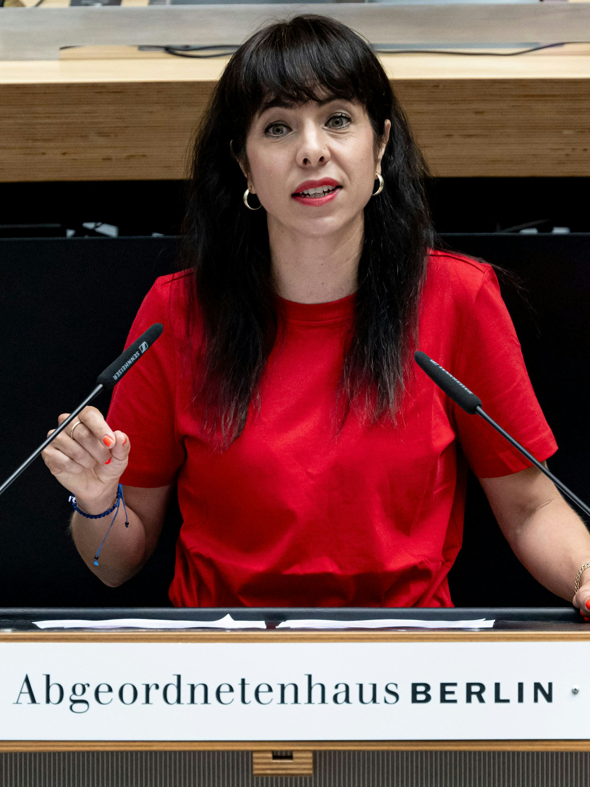 Posłanka Lewicy Elif Eralp w czwartkowej debacie parlamentarnej