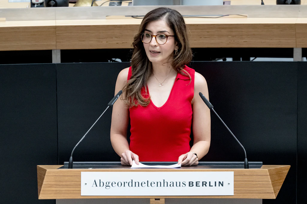 Berlin Green politician on the headscarf ban: “Abolish the neutrality ...