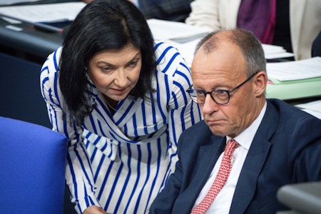Deutsche Wirtschaft schrumpft noch stärker: Jetzt reagiert die Merz-Regierung