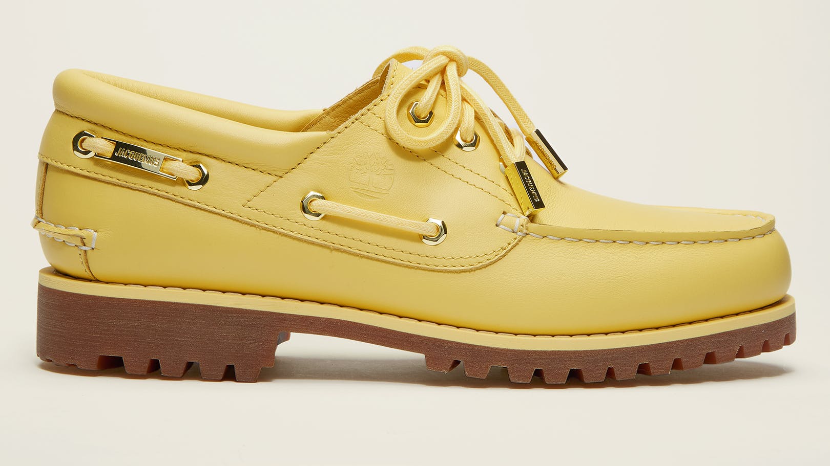 Un clásico que va por mal camino: el modelo de color amarillo plátano se presentó recientemente en colaboración con Jacquemus.