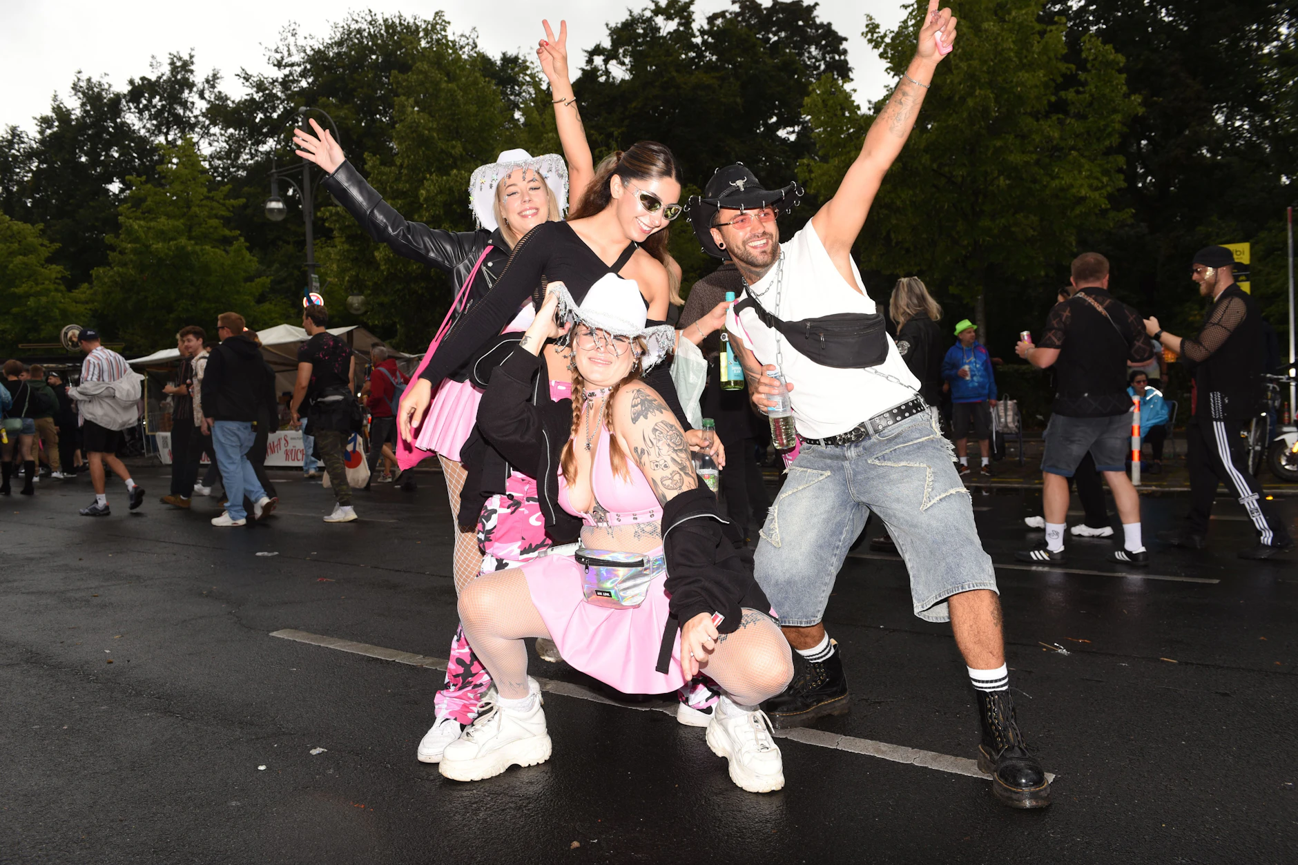 „Das Wetter ist uns egal – wir haben Bock“: Berlin tanzt bei Rave the ...