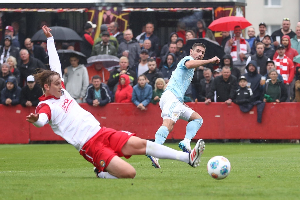 1. FC Union Berlin, test oyununun başlangıcında bir turba festivalini kutluyor