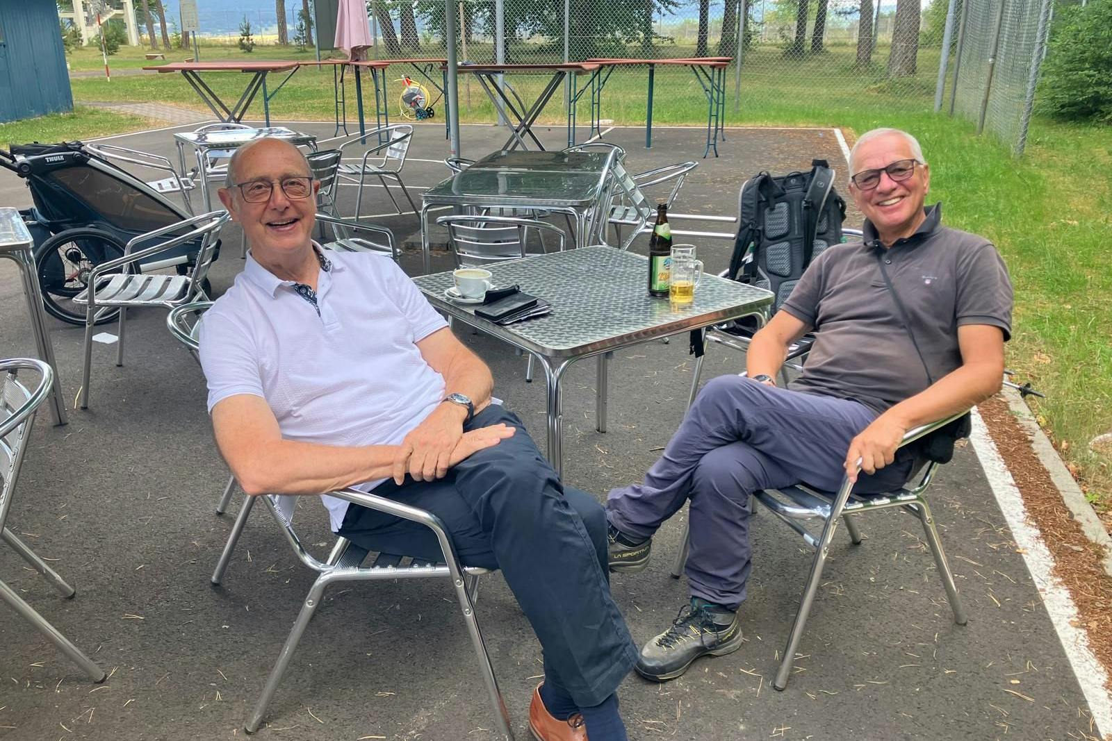 Treffen sich zwei Zeitzeugen in der Cafeteria am Point Alpha: Berthold Dücker (l.), der durchs Minenfeld in den Westen floh, und Günter Polauke, der als NVA-Soldat die Grenze bewachte.
